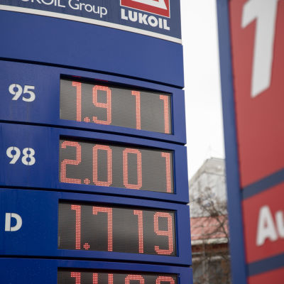 Teboilin pihassa olevassa hintataulussa on polttoaineiden hintoja. 98-oktaanisen bensan litrahinta on sentin yli kaksi euroa.