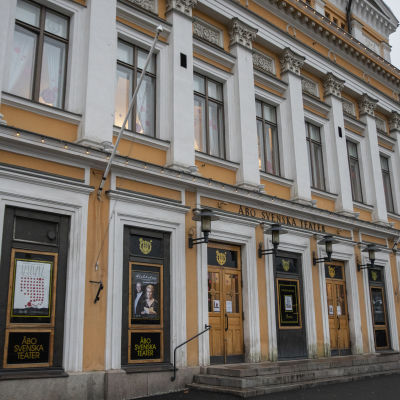 Åbo Svenska Teaterin pääovet