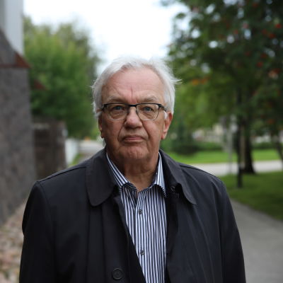 Kittilän kunnan entinen, vuonna 2018 eläköitynyt, hallintojohtaja Esa Mäkinen Rovaniemen hovioikeuden edustalla ennen käräjäoikeuden istuntoa 