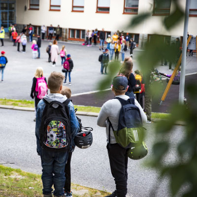 Koululaiset aloittamassa koulupäivää Kajaanin keskuskoulun pihassa.