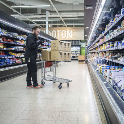 Ville Törrönen kerää asiakkaan ostoksia hakua varten Päivärannan K-Citymarketissa