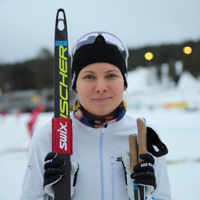 Susanna Saapunki lähdössä harjoituksiin.