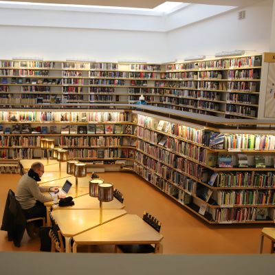 Näkymä Rovaniemen kirjaston sisätiloista.