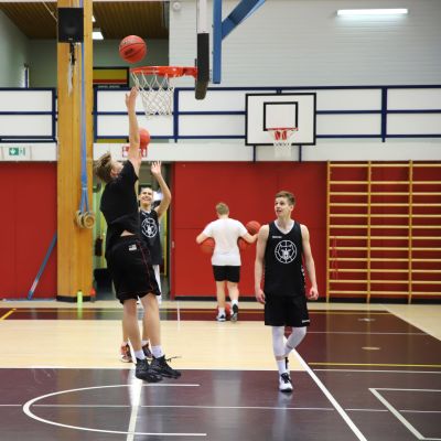 Kouvolan urheiluakatemian pelaajia koripalloharjoituksissa Mansikka-ahon urheiluhallilla Kouvolassa.