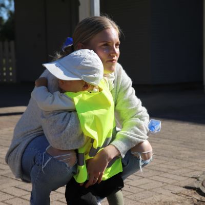 Nea Martemaa ja hänen lapsensa Luka Manninen halaamassa.