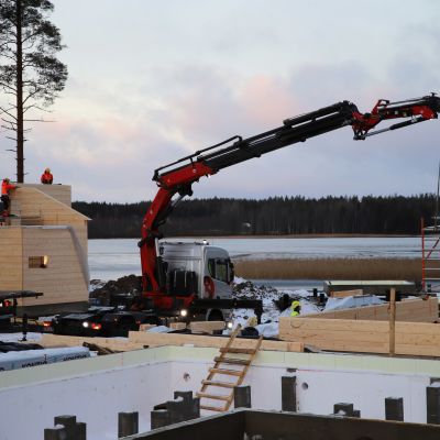 Tykkimäki Resort -lomakylän rakenteilla olevat huvilat ja työmiehiä rakennustöissä Kouvolan Käyrälammella.