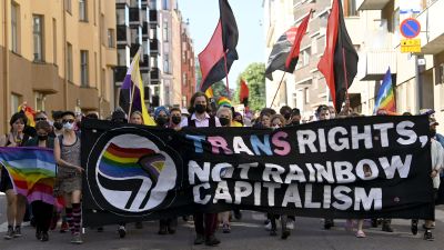 Pride paraden, personer går på gatan.