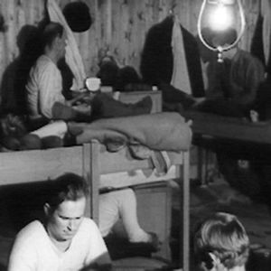 yMetsätyömiehet rentoutumassa savottamajassa 1966.