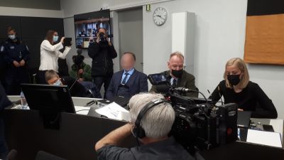 Viking Sallys mordrättegång i Åbo 24.5.2021. Den åtalade med sina två försvarsadvokater.