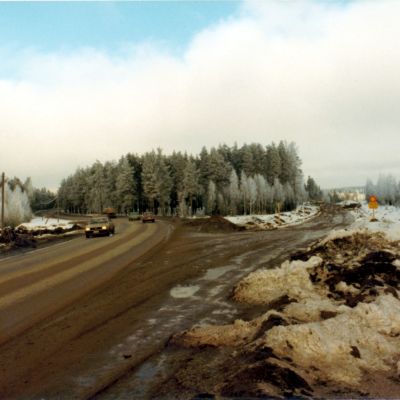 Riksväg 25 byggs på 1980-talet. På bilden syns Ekenäsvägen och den nya riksvägen i närheten av Kodin Tavaratalo.