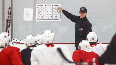 Tränaren Rod Brind'Amour förklarar hur han vill att laget ska spela.