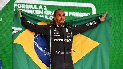 Lewis Hamilton poserar med den brasilianska flaggan.