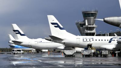 Finnairplan står på marken vid Helsingfors-Vanda flygplats.