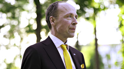 Jussi Halla-aho anländer till Yles kommunalvalsdebatt.