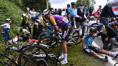 Tour-deltagare samlar sig efter krasch.