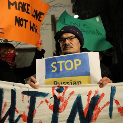 Protest i Warszawa mot ryskt angrepp på ukrainska fartyg i Kertjsundet.
