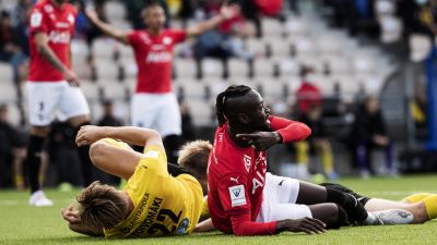 Kei Kamara ligger på planen bredvid Henri Toivomäki.