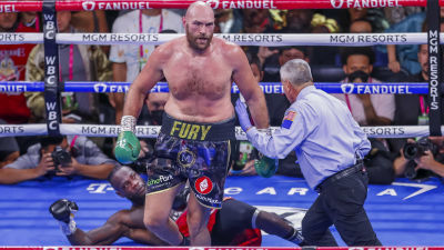 Tyson Fury golvar Deontay Wilder.