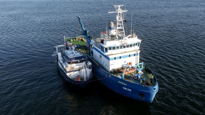 Flygfoto av de två blåa forskningsfartygen Electra af Askö och EVA-316 taget den 11 juni 2021 under den tredje dagen av den svensk-estniska dykoperationen vid MS Estonias vrak i Finska viken.
