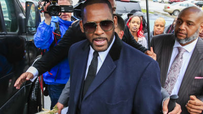 R. Kelly kuvattuna oikeustalon ulkopuolella vuonna 2019.
