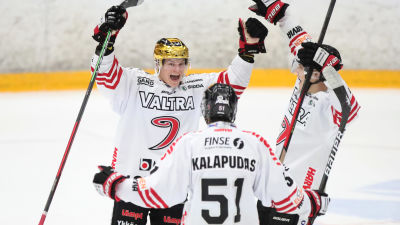 Joakim Kemell firar ett mål.
