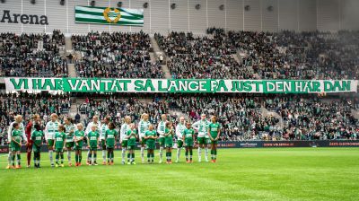 Hammarbyspelarna ställer sig på plan framför en fullsatt läktare.