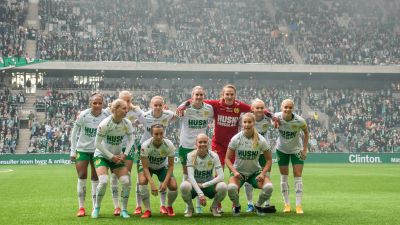 Hammarbyspelarna poserar på planen.