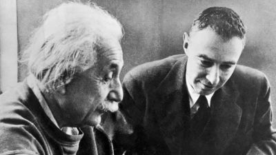 Fyysikot Albert Einstein ja Robert Oppenheimer