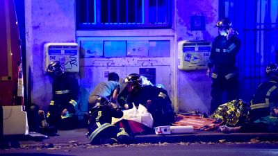 Brandmän sköter om en sårad person.