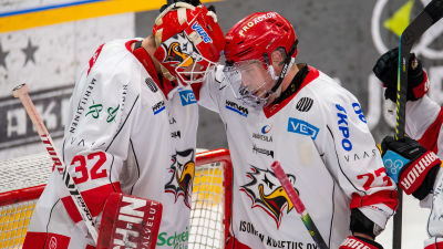 Niko Hovinen och Turo Asplund efter seger i Sport.