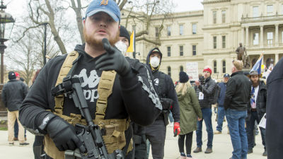 Flera av demonstranterna i Lansing var beväpnade då de samlades utanför delstatsparlamentet i Lansing och senare trängde sig in i byggnaden.