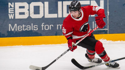 Derek Barach avancerar med pucken.