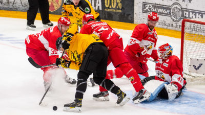 Rörigt framför Sports mål.