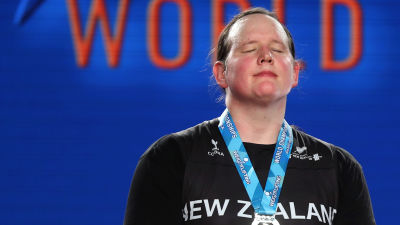 Laurel Hubbard med en silvermedalj runt halsen.
