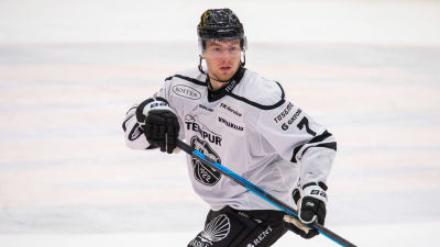 Johan Ivarsson på isen.