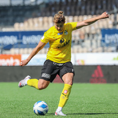 Gentjana Rochi laddar för ett skott.