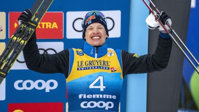 Iivo Niskanen firar sin tredjeplats i Tour de Ski 2022.