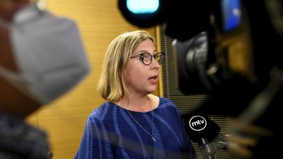 Bild på Tytti Yli-Viikari i blå skjorta.