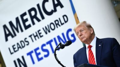 Under sin presskonferens i Vita husets rosenträdgård talade Trump mycket om hur USA är "världsledande" vad gäller coronatestning.