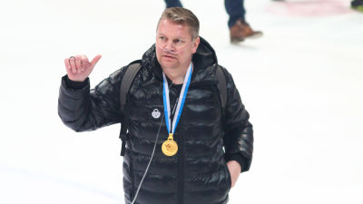 Rauman Lukon päävalmentaja Pekka Virta kultamitali kaulassa.
