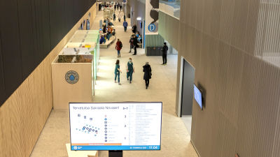 Människor går i aulan i Mellersta Finlands centralsjukhus.