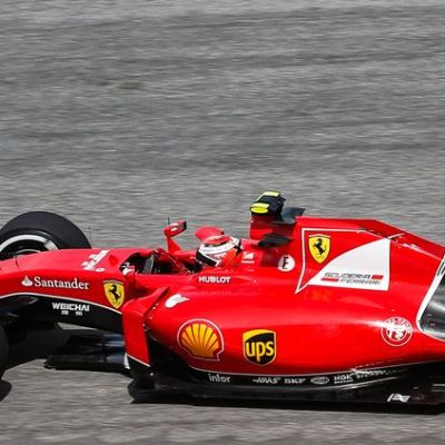 Kimi Räikkönen avaa rikkoutuneella renkaalla.