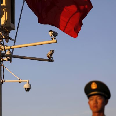 Kinesisk soldat och övervakningskameror vid Himmelska fridens torg i Peking.