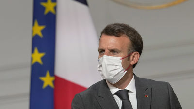 Emmanuel Macron med munskydd.
