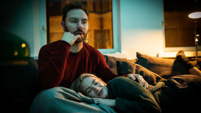Pariskunta TV:n äärellä