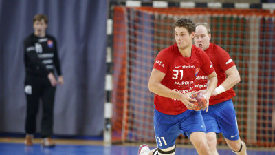 Max Granlund avancerar med boll.