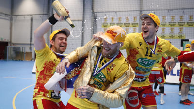 Davor Basaric, Teemu Tamminen och Srdjan Mijatovic firar mästerskapet med bubbel