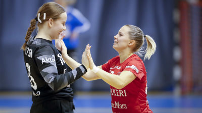 Dickens Kira Itkonen och Jessika Gammals peppar upp varandra.