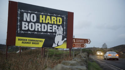 En anti-brexitkampanjskylt vid en vägren som motsätter sig en så kallad hård gräns mellan Irland och Nordirland.