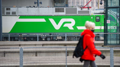 Tågresenär på Helsingfors järnvägsstation 25.3.3021.